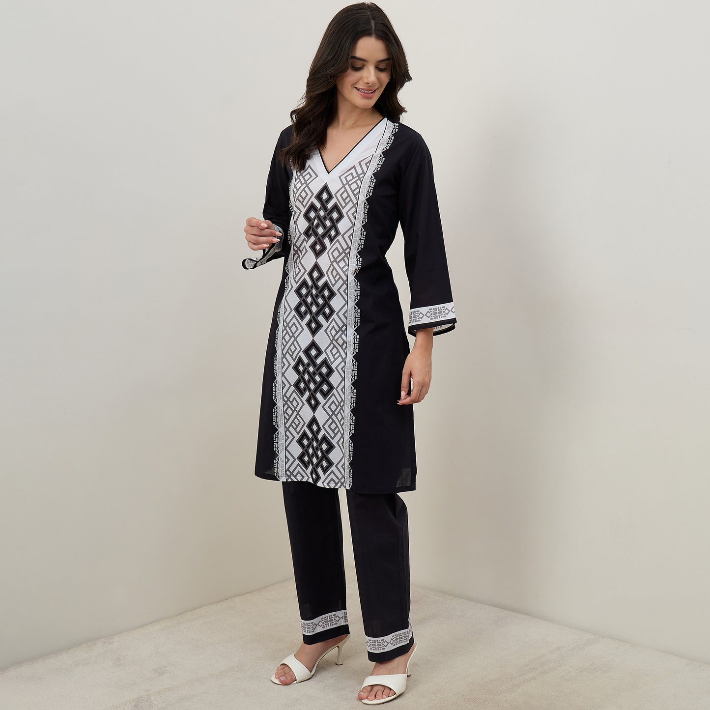 Black and White Geometric Knot Printed Kurta