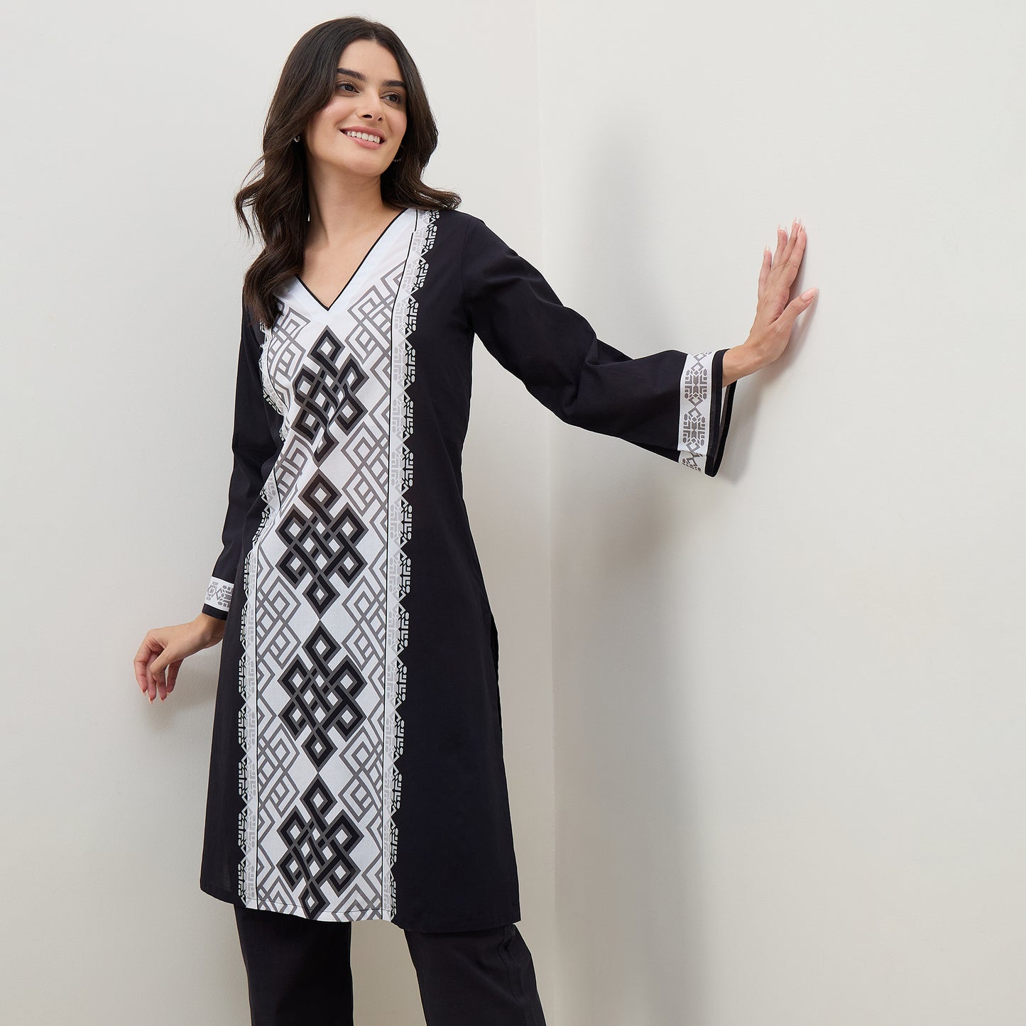 Black and White Geometric Knot Printed Kurta