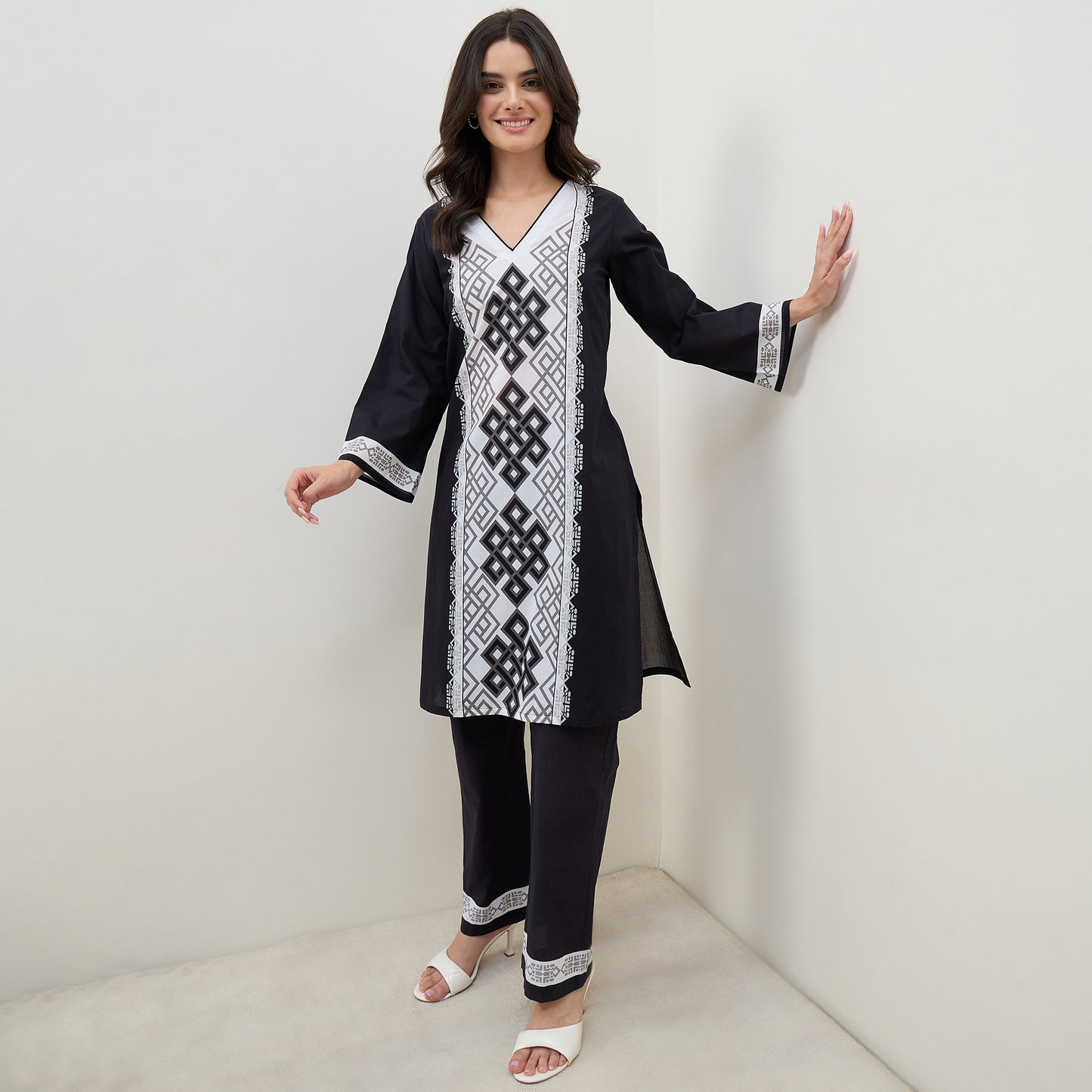 Black and White Geometric Knot Printed Kurta