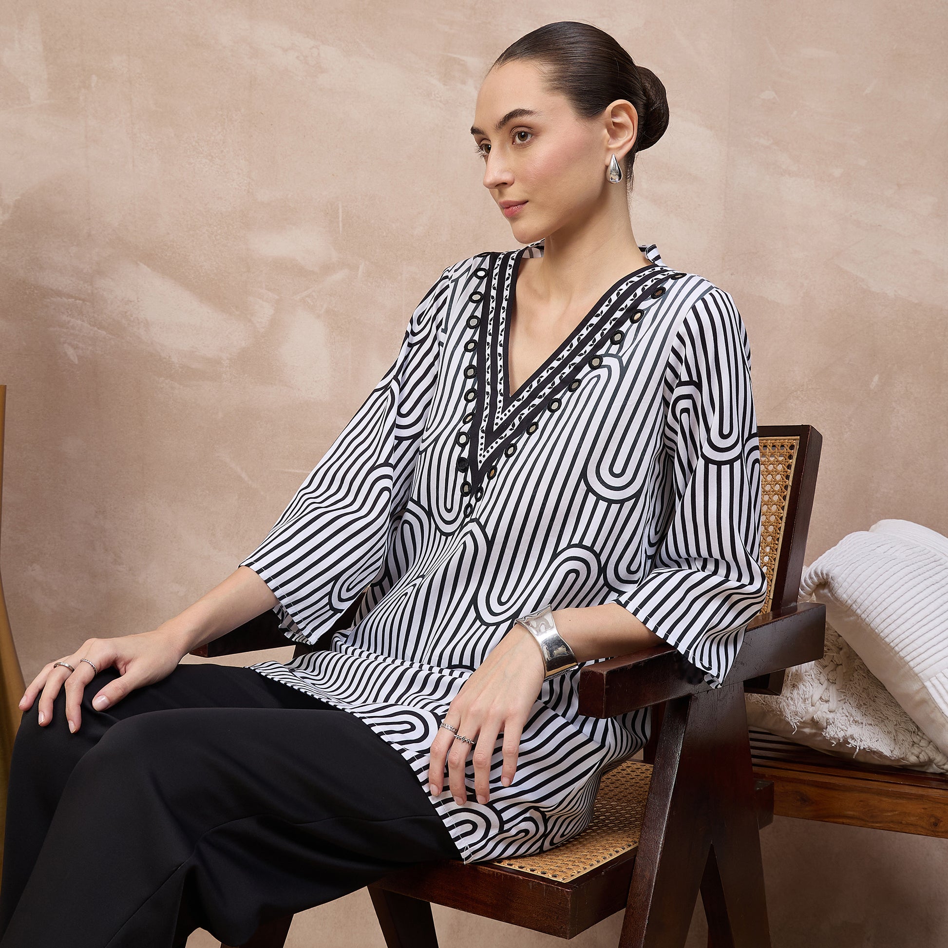 Black and White Geometric Print Kurta for Women – Cotton Satin – Close Up | First Resort by Ramola Bachchan